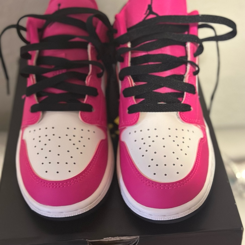 Nike Jordan 1 Low Black and Pink - Picture 9 of 9